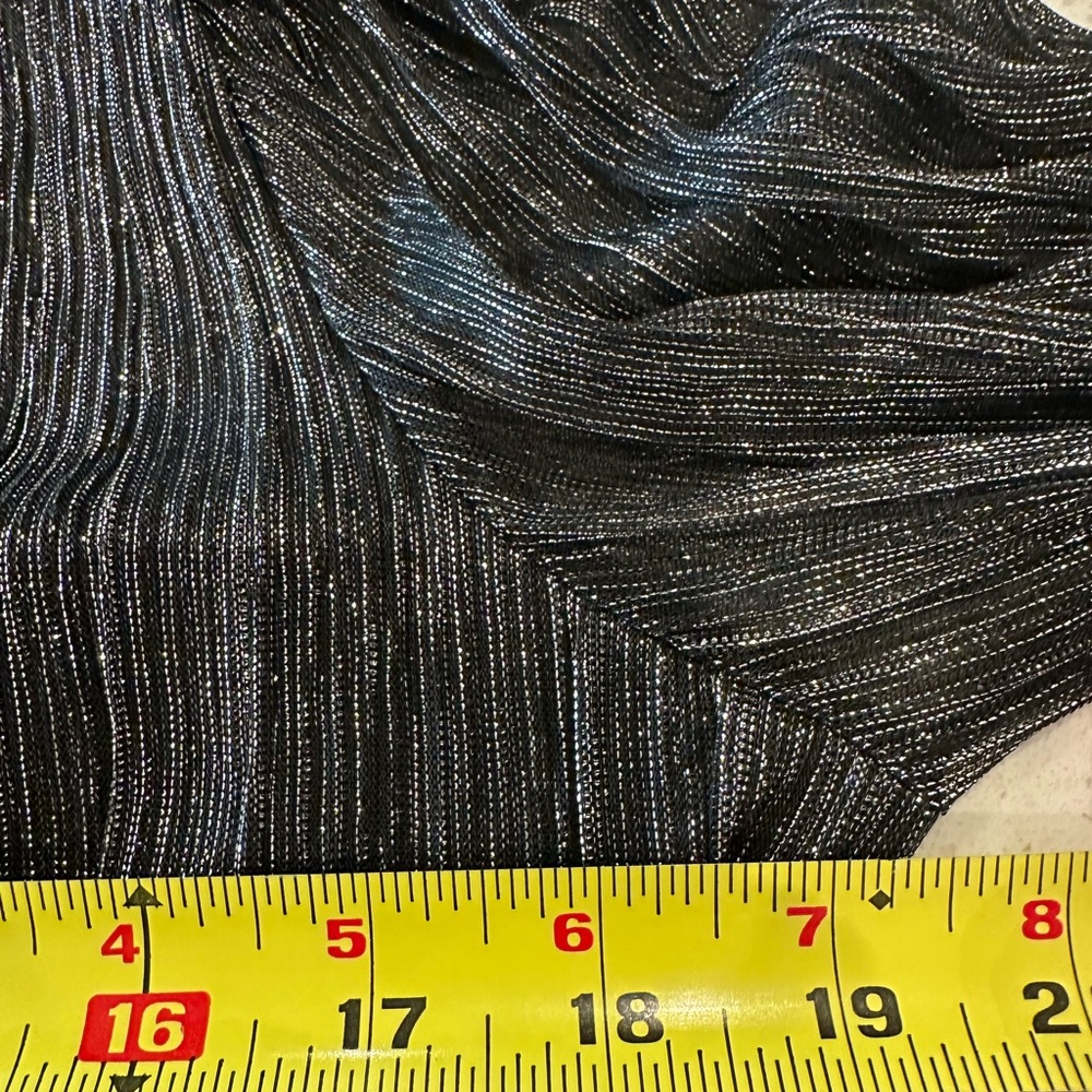 V- NECK- CINCHING AT WAIST- Black & SILVER Metallic Long Sleeve Blouse. XL - Picture 5 of 11